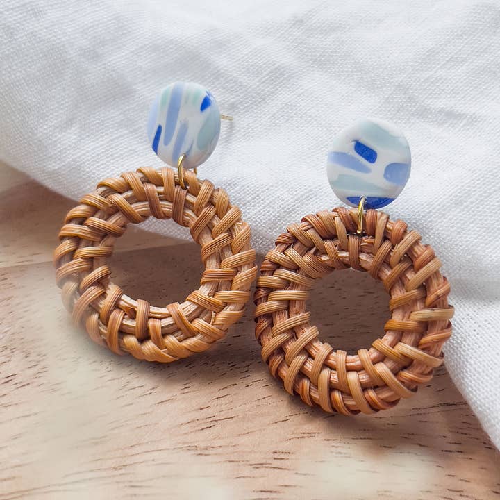 Col K ✦ Boucles d'oreilles rondes en rotin bleu pour la vente par KLAEI DESIGN STUDIO