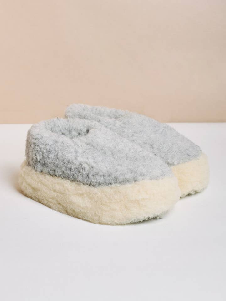 Kurze Wollhausschuhe - Hellgrau for wholesale by Garden State Candles