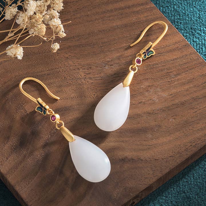 Bright MacMing – wholesale Hängande örhängen – Emalj fjäril på en droppe vita jade örhängen2