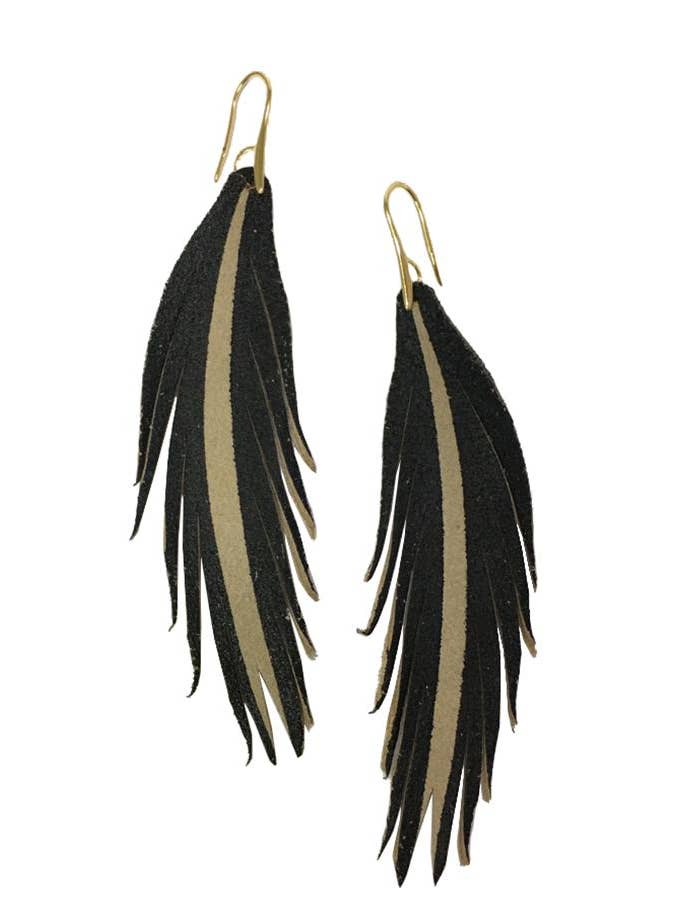 Korte Fjer Læder Øreringe - Sort Malet for engroshandel hos The Supply Society