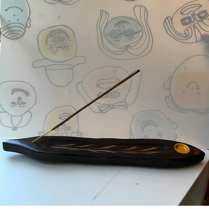 Handgeschnitzter Räucherstäbchenhalter aus Holz – 10,5" kanuförmig für den Großhandel von Magnifique Hearts