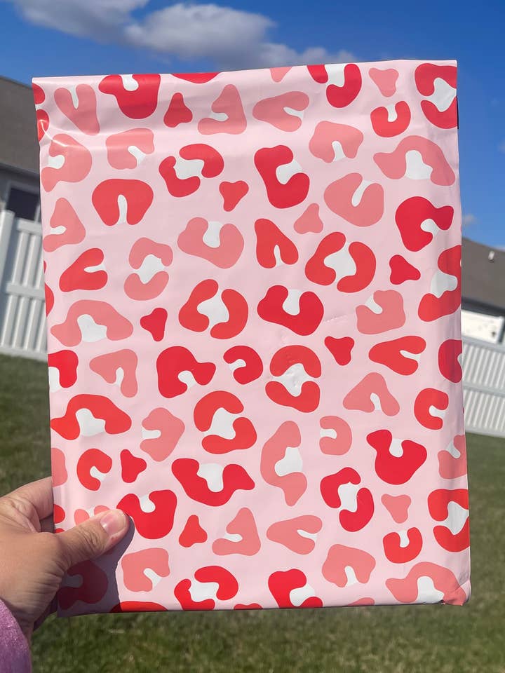 Pochette d'expédition rose motif guépard 10x13 pour la vente par Happy Hustle Hub