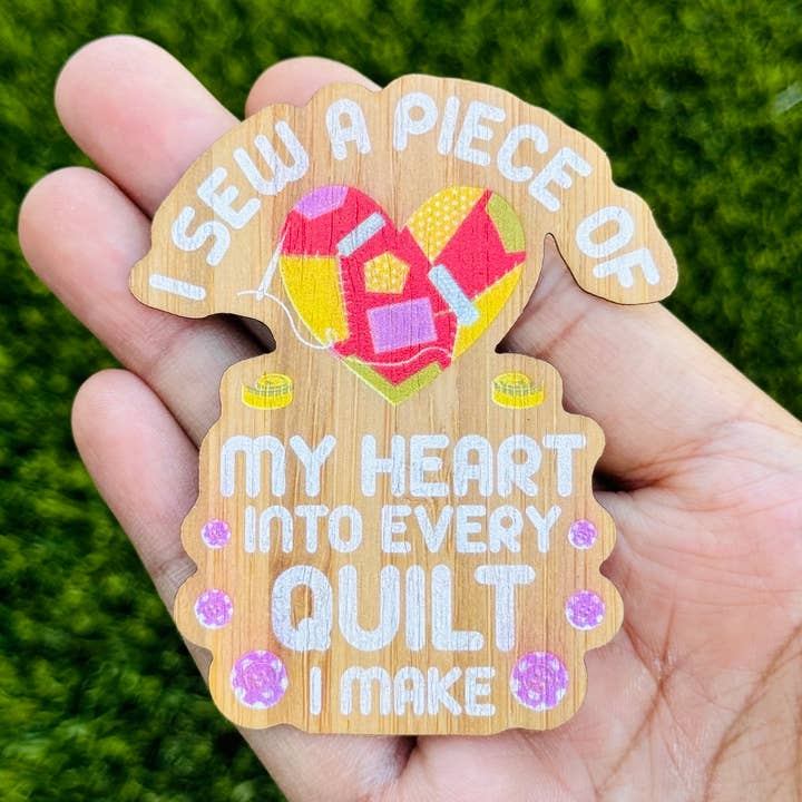 «CUCIO UN PEZZO DEL MIO..» Adesivo in legno di bambù - Cucito/trapunta per la vendita all'ingrosso da parte di AFK Design Co