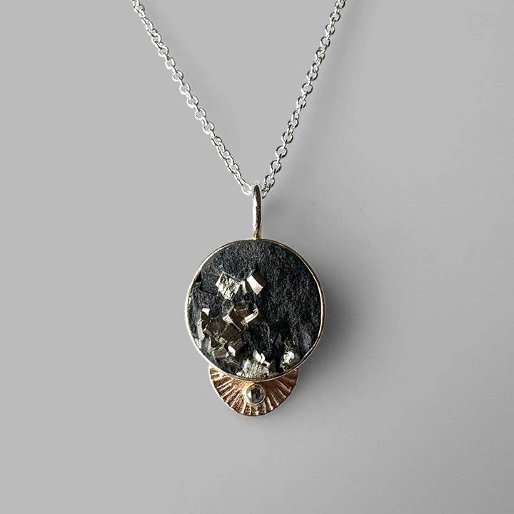 Minimalistisk handgjord pyrit i skiffer guppy-halsband för wholesale av McKenzie Mendel Jewelry