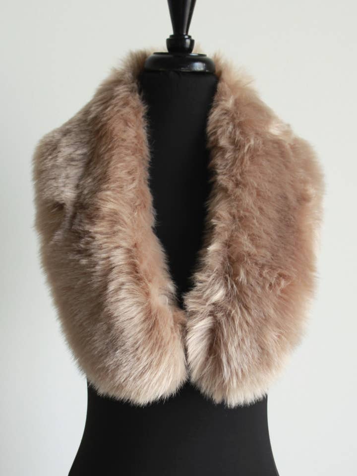 Leena per la vendita all'ingrosso da parte di Jaxie Bridal Accessories