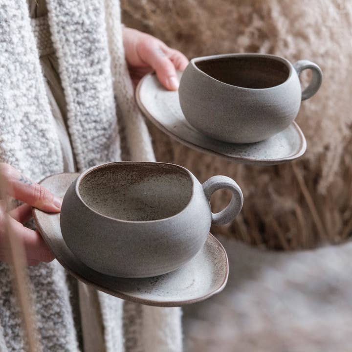 Stone Collection HOME mokken — handgedraaid organisch steengoed voor wholesale door LAIMA CERAMICS (SIA Radosa Apvieniba Spares)