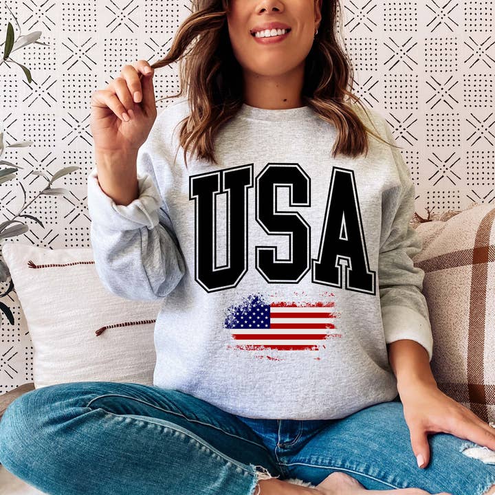 SWEATSHIRT À COL ROND AVEC DRAPEAU AMÉRICAIN DES ÉTATS-UNIS pour la vente par Haverly and Co.