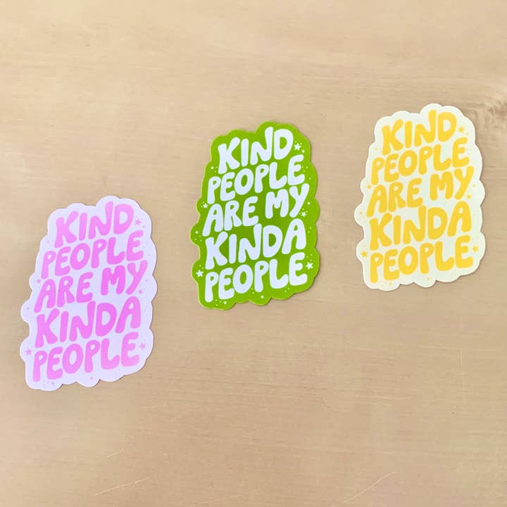 Adesivi con citazione «Kind People Are My Kinda per la vendita all'ingrosso da parte di Happyish Brand