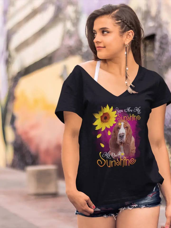 T-shirt feminina ULTRABASIC com decote em V My Only Sunshine - Basset Hound - Camisa Vintage por atacado de ULTRABASIC
