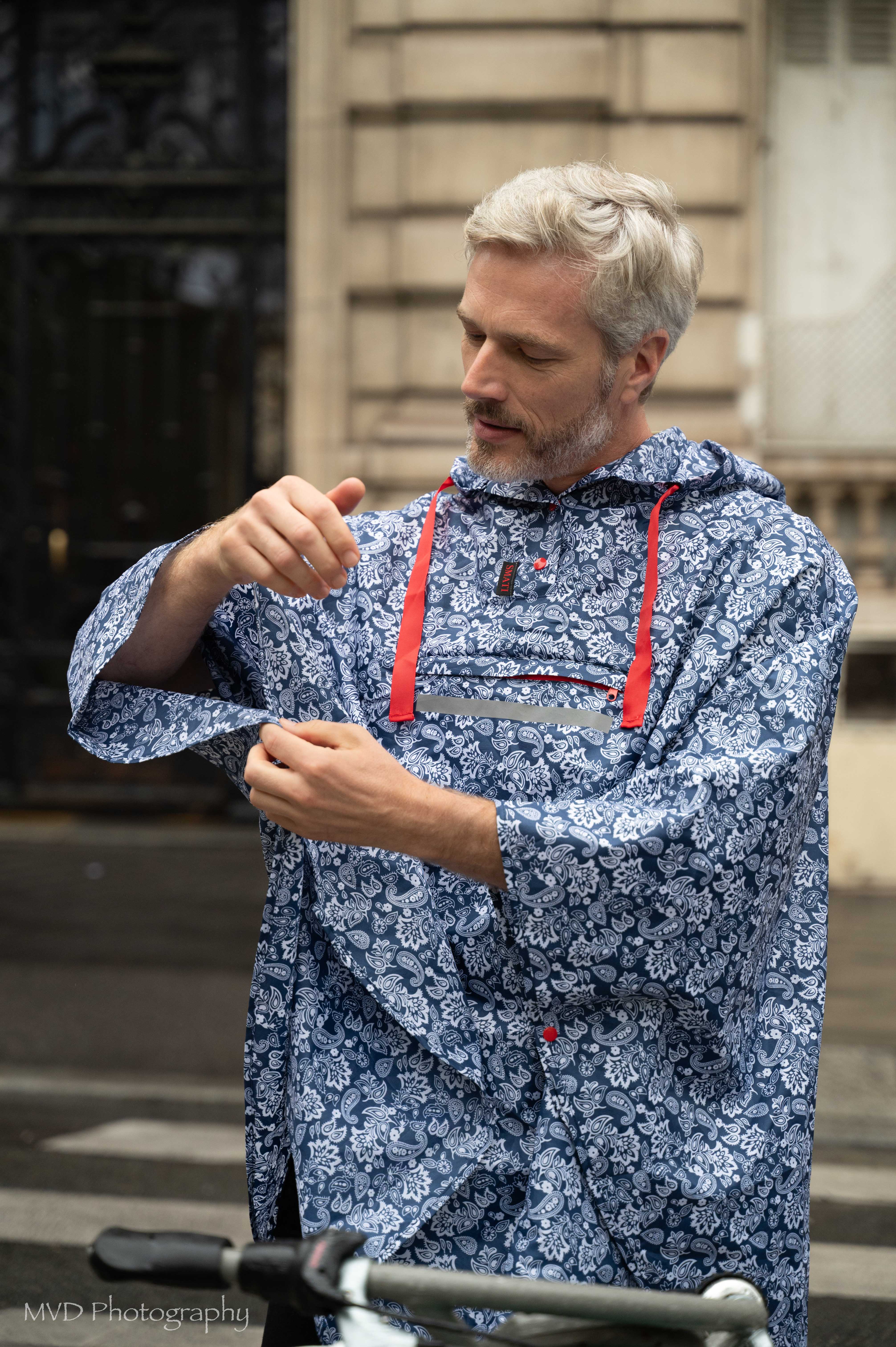 SMATI - Wholesale Poncho - Unisex - Unisex Rain Poncho in Navy Blue White Paisley