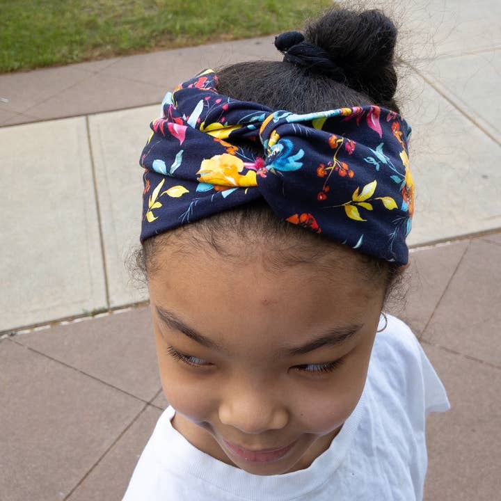 Bandeau Torsadé pour Enfants à Imprimé Floral sur Fond Marine I The Enchanted Magnolia pour la vente par The Enchanted Magnolia