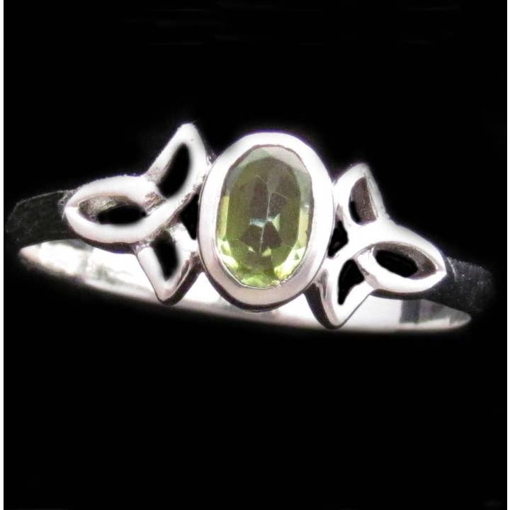 Sterling zilveren keltische knoop met peridotring voor wholesale door Zeppo Merchandisers Inc