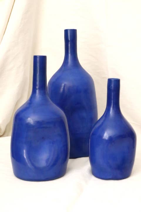 Vase Majorelle artisanal en terre cuite avec finition tadelakt pour la vente par Layou Craft