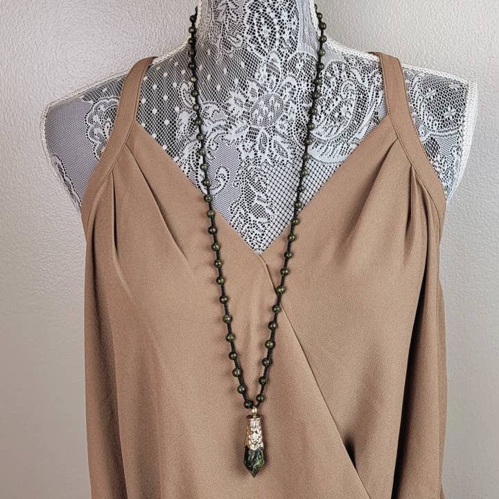 ZINC Designs - Wholesale Pendant/Charm Necklace - Snakeskin Jasper Point Tibetan Pendant Beaded Necklace