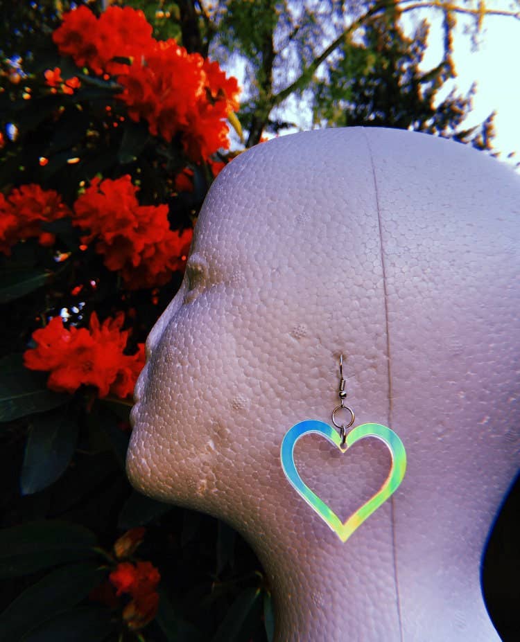 Moonstruck Designs PDX – Großhandel Ohrhänger – Ohrringe mit herzförmigem Umriss, romantischer romantischer Ausschnitt, Em3