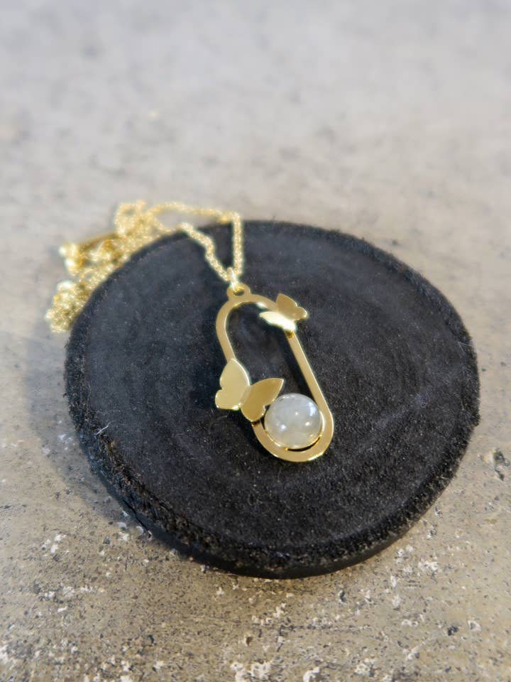 Collar de mariposa de latón bañado en oro para venta al por mayor de Hirondelle Bijoux