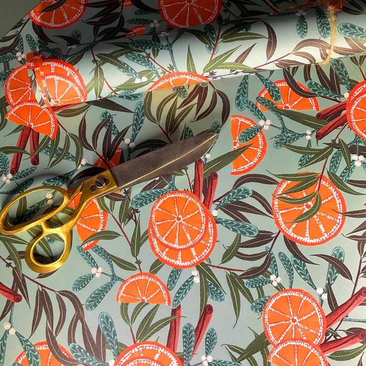 Feuille d'emballage cadeau pour épices de Noël et oranges, 700 x 500 mm pour la vente par Katie Clement Illustration