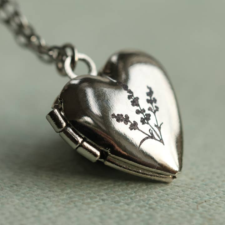 Petit médaillon en forme de cœur en argent pour la vente par Silk Purse, Sow's Ear