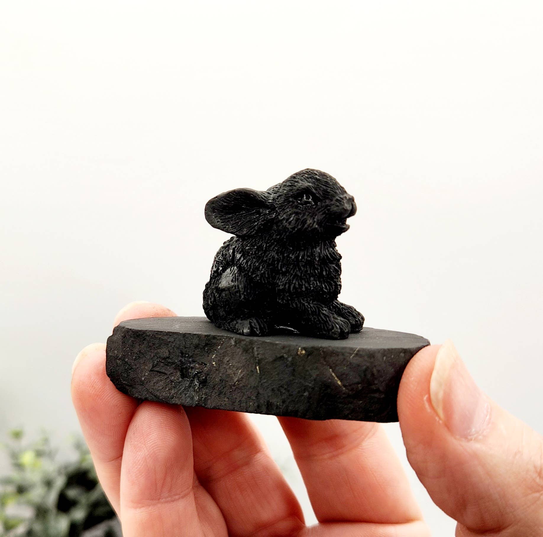 Meraki Gemstones – Engroshandel Pyntefigur – Shungite figur kanin-EMF-beskyttelse (5x4x4,5cm)4