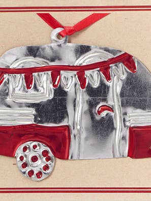 Rød Vintage Trailer Mindesake-ornament på lykønskningskort for engroshandel hos Alessaro Designs