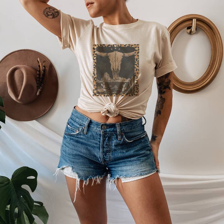 T-shirt unisexe à manches courtes Desert Leopard Steer pour la vente par Dixie Mae Clothing Co.