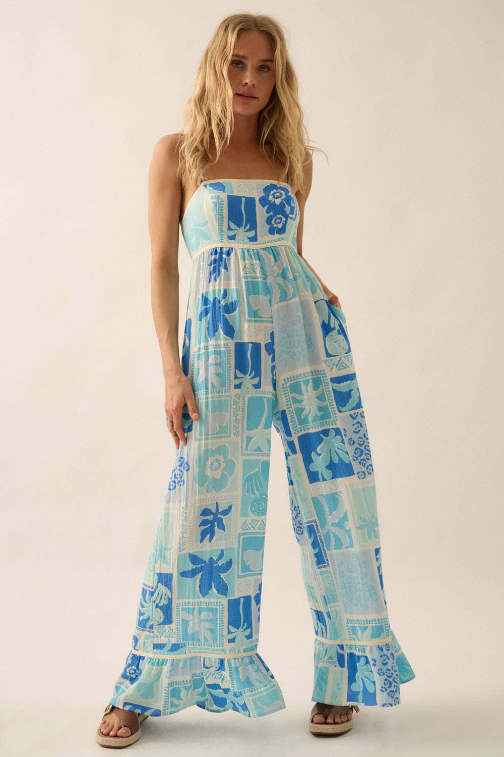 AZUL AGUAMARINA Mono de tirantes con volantes y pernera ancha de estampado floral tropical de venta al por mayor en Faire2