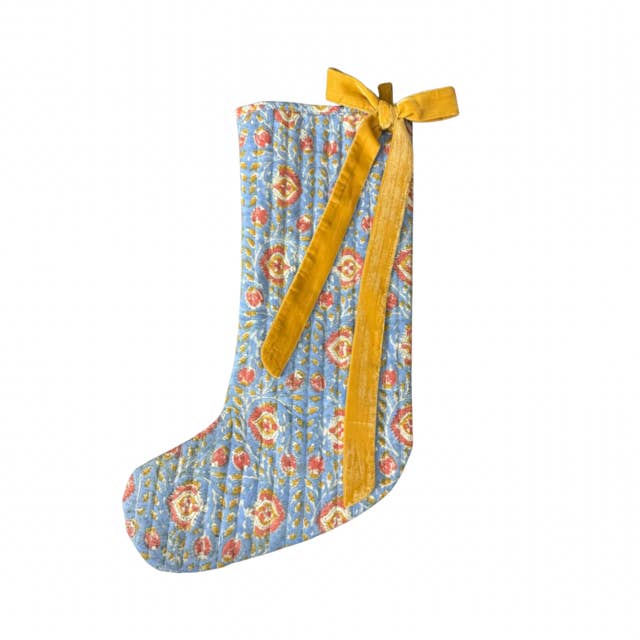 Bas de Noël matelassé à fleurs bleues pour la vente par A Wilde Collective