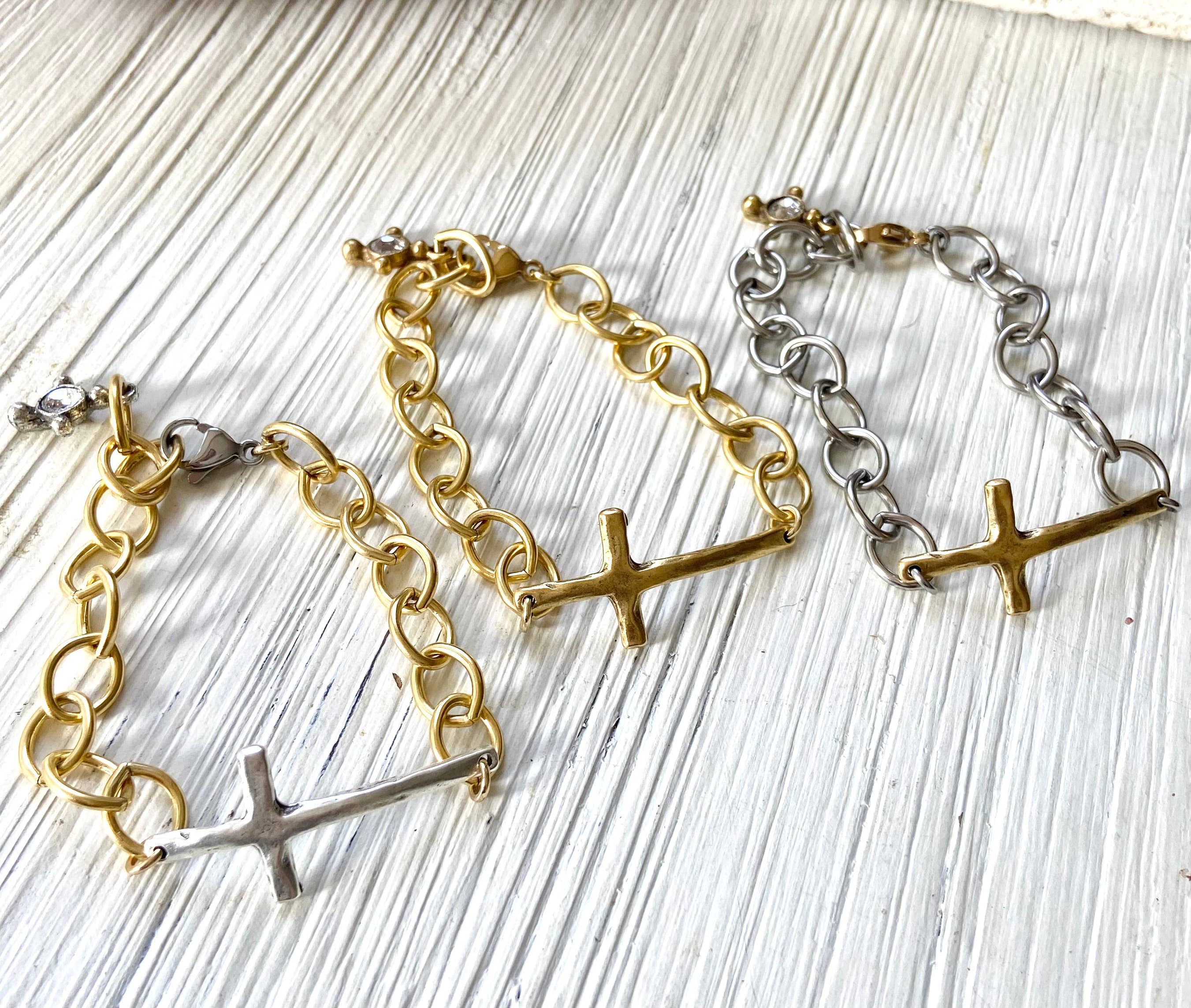 VB&CO Designs Handmade Jewelry - Vente Bracelets à breloques/pendentifs - Bracelet chaîne croix épaisse en métal mélangé5