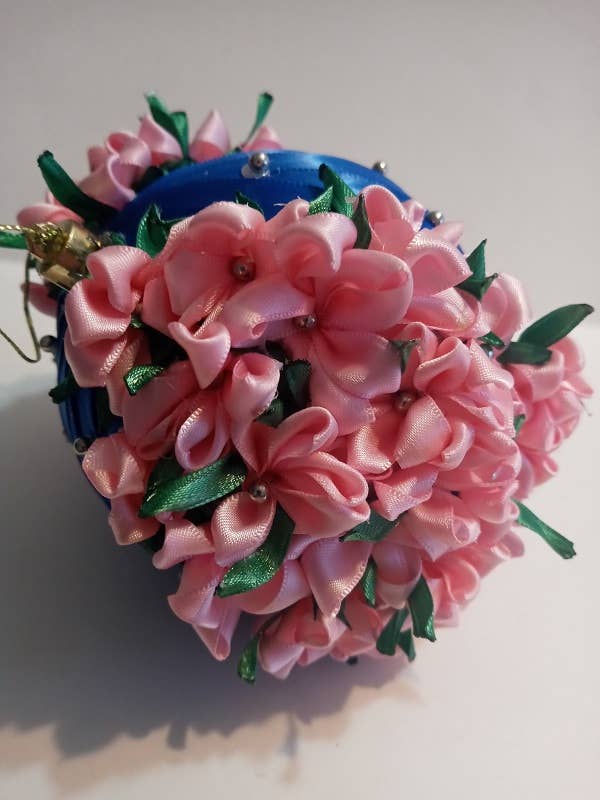 Ornamenti floreali. 1 palla di raso. Splendido ornamento L2 per la vendita all'ingrosso da parte di BLUE RIBBON ORNAMENTS