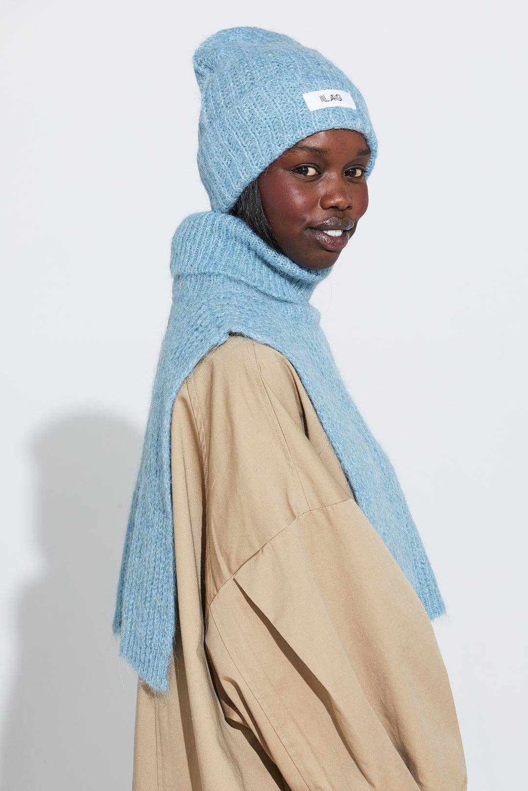 Blå ILAG Aspond halsvärmare i halv koftstickning för wholesale på Faire2