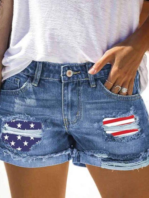 pantalones cortos de mezclilla rasgados con dobladillo crudo y estampado de bandera para venta al por mayor de Queen Fashion