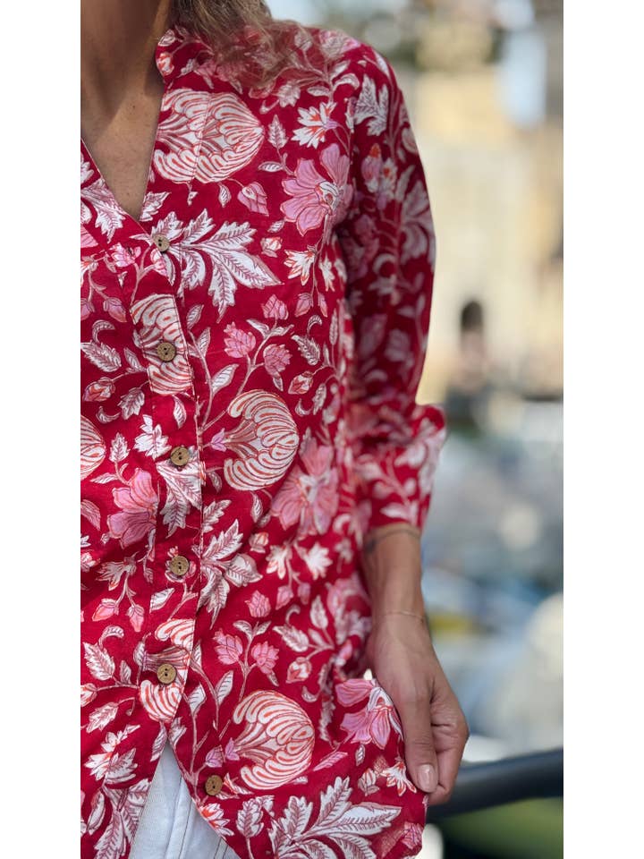 MALINI FASHION DESIGN PRIVATE LIMITED - Wholesale Button Down Shirt - Women's - Camicia Donna in Cotone Indiano Block Print – Rossa con Fiori, Maniche 3/4, Colletto a V e Bottoni in Legno5