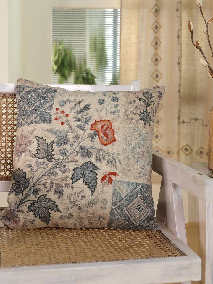 Housse de coussin en lin imprimé style vintage avec broderie pour la vente par Eyda Homes
