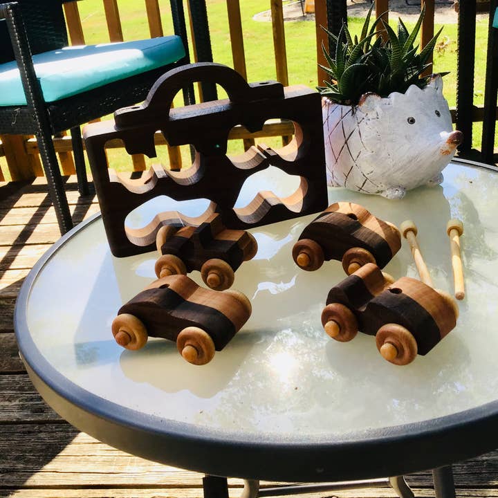 Baldwin Toy Co. – Großhandel Spielzeugauto – Kinder – 4er-Set Spielzeugautos aus Walnuss- und hellem Holz mit Tragekoffer4