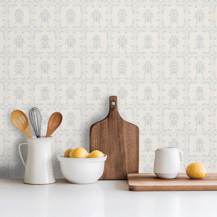 Papier peint Wrenna par Quirky Paisley Designs pour la vente par Loomwell Home Goods