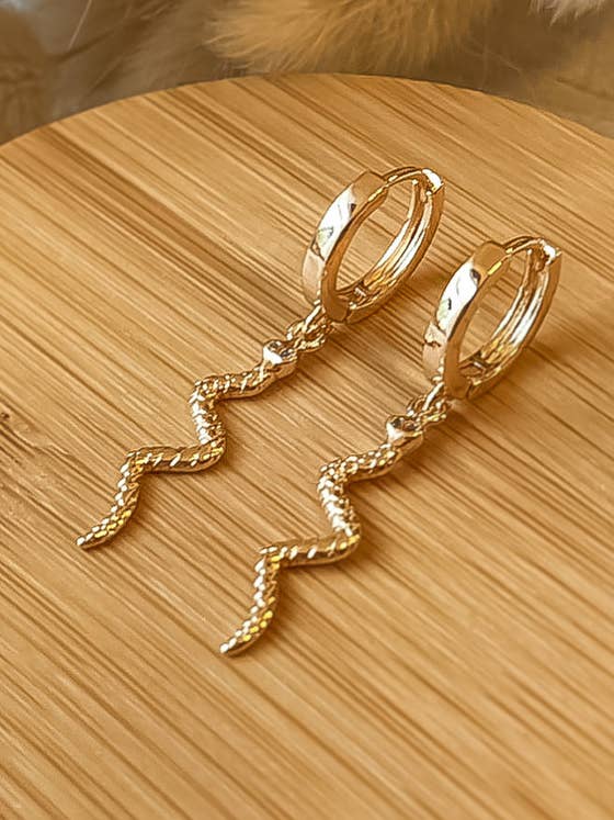 Vergulde Huggie met bedeltje - Snake voor wholesale door Clover + Coast Designs