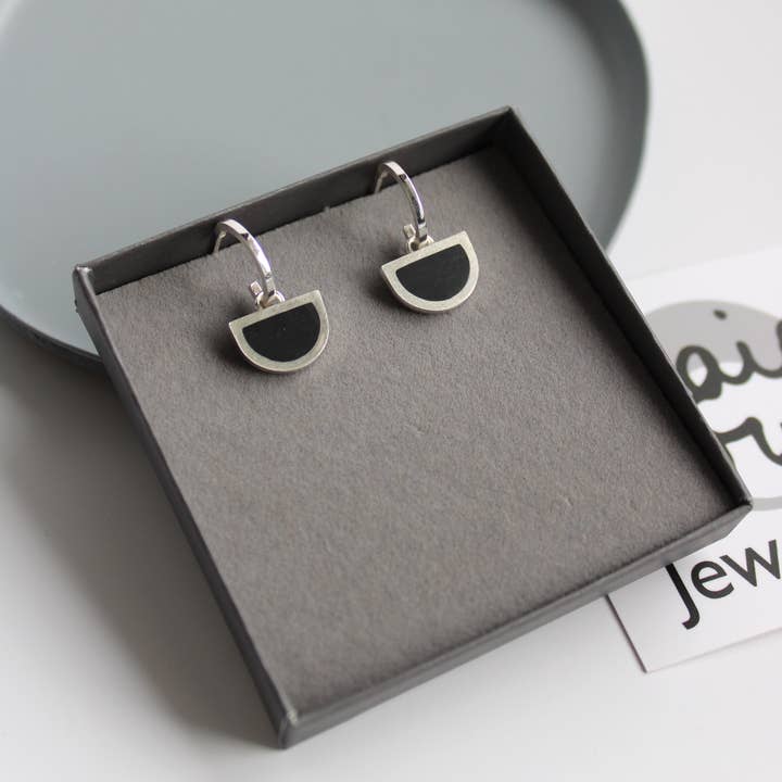 Boucles d'oreilles pendantes en arc et résine noire pour la vente par Claire Lowe Jewellery