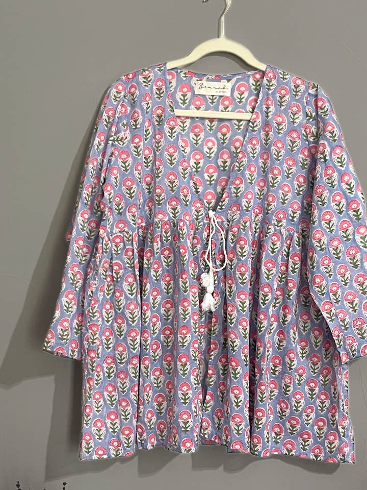 Blusa in cotone morbido con apertura frontale con nappina (blu-rosa) per la vendita all'ingrosso da parte di Brunch | My Dear