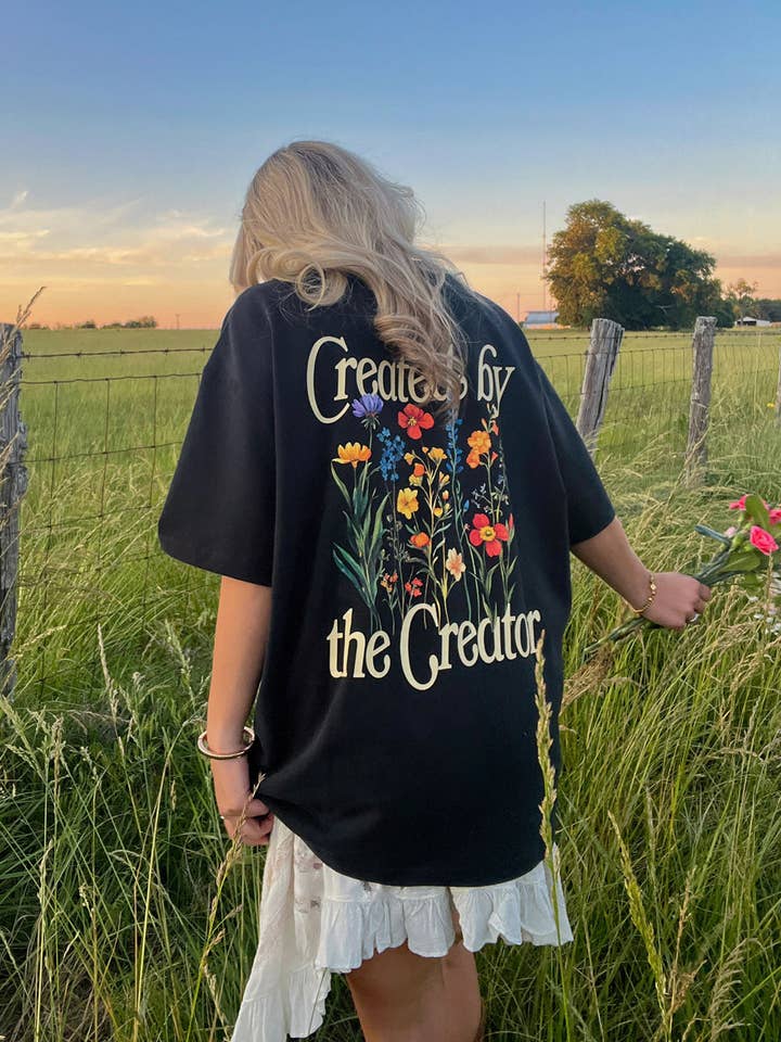 T-shirt unisexe créé par le Créateur pour la vente par Elevated Faith