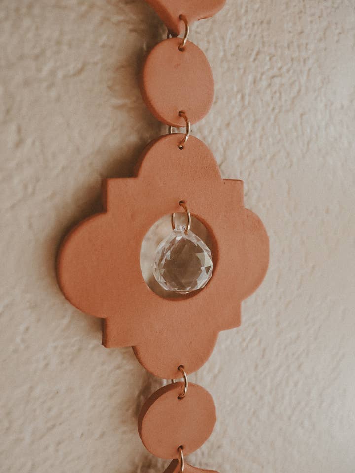 Appendiabiti da parete in terracotta in stile marocchino con acchiappasole per la vendita all'ingrosso da parte di Rooted Reverie