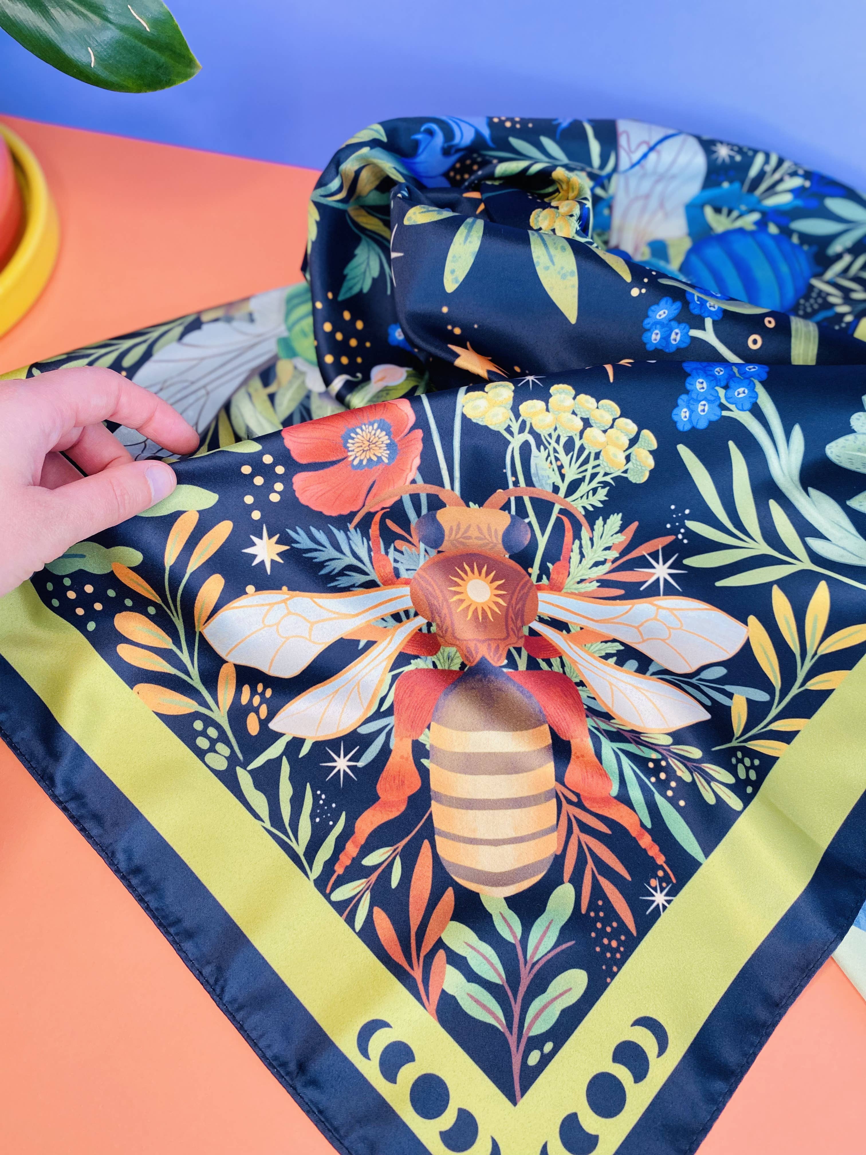 Split Moon Studios – Engroshandel Tørklæde - Dame – Tørklæde med bi-koloni mønster1