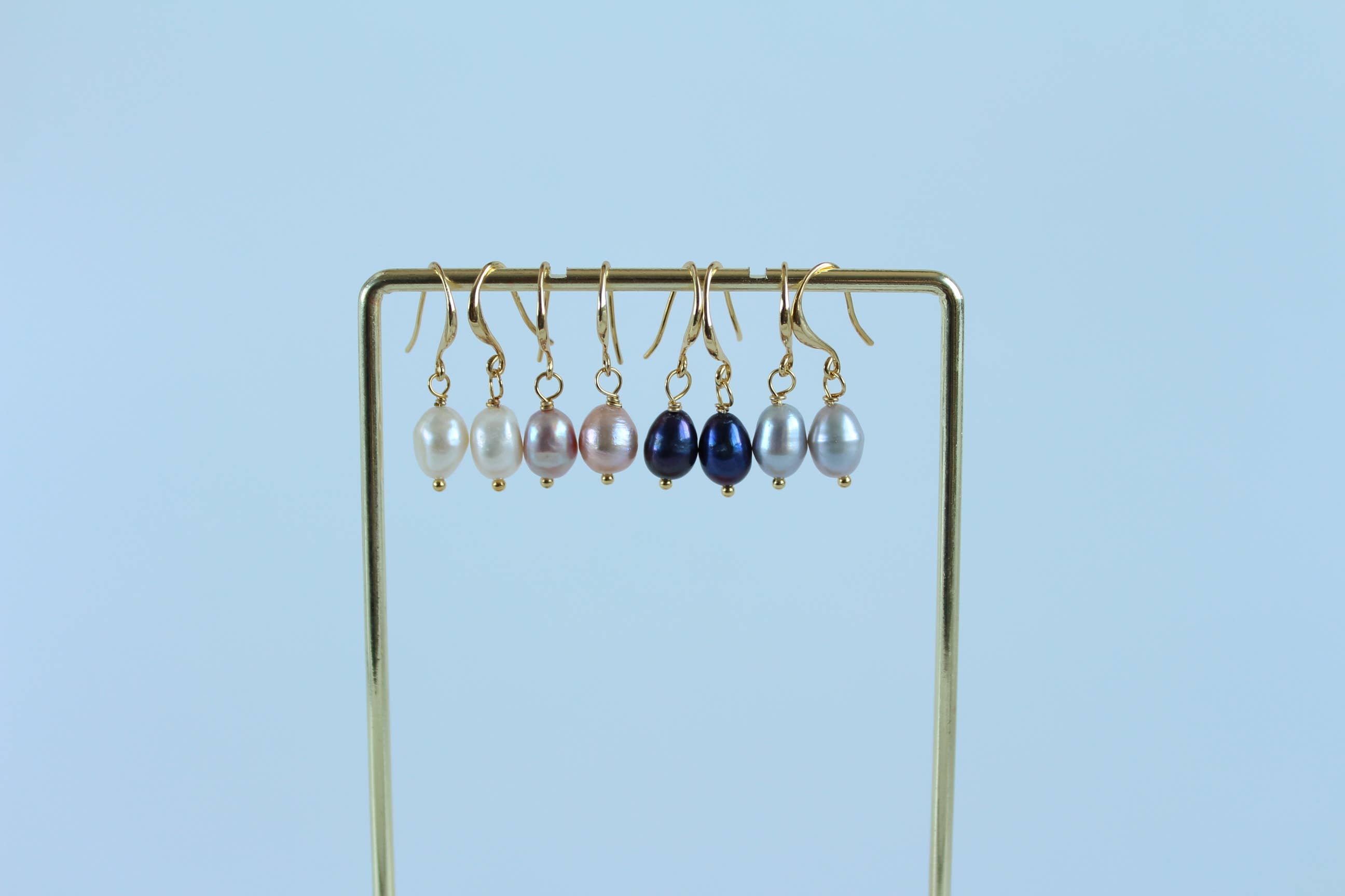 iBijoux – Engroshandel Hængeøreringe og creoløreringe – Minimalistiske ferskvandsperle-øreringe med vedhæng (1E04a)10