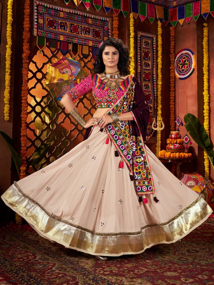 Chaniya Choli in Cotone Beige Viscosa Navratri per il Festival Indiano Garba (9 Metri di Ampiezza) - Lavoro a Patch Kutchi, Lavoro di Stampa, Lavoro di Ricamo a Filo, Lavoro con Specchi Veri per la vendita all'ingrosso da parte di HATKE BRIDE