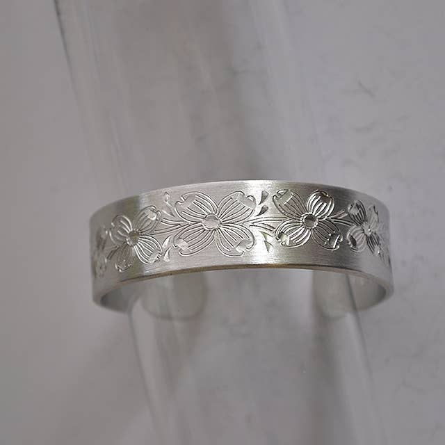 Manchette en étain en forme de fleur du mois d'avril pour la vente par Nobska Craftsmen