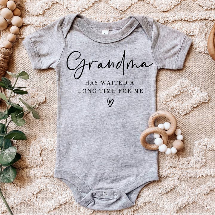 Oma hat gewartet Onesie® für den Großhandel von ZZ Threadz