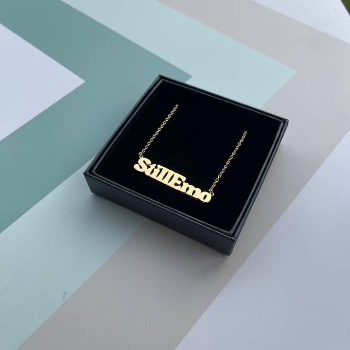 The Silver Spider – Großhandel Kette mit Anhänger/Charm – Still Emo Word Halskette aus Edelstahl, goldfarben, Musikszene