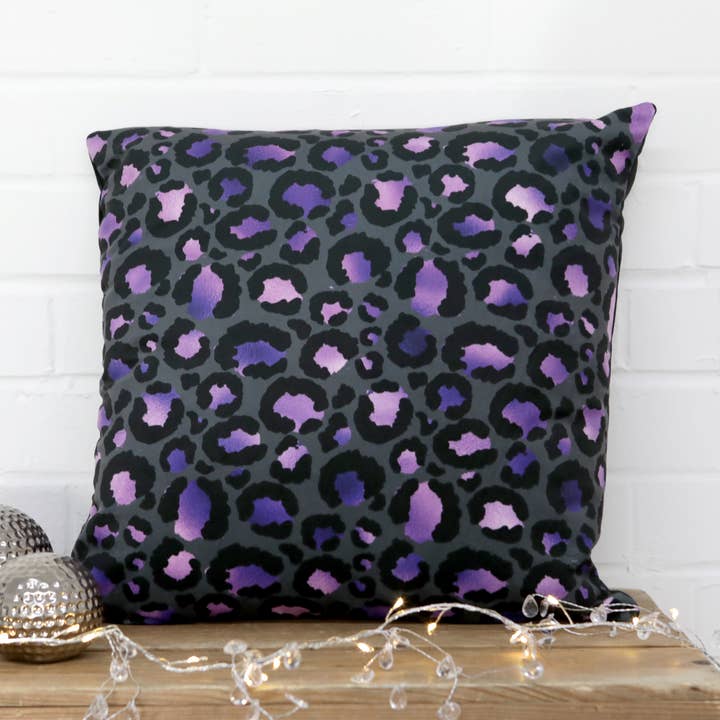 Coussin en velours à imprimé léopard violet et noir pour la vente par Kitsch Republic