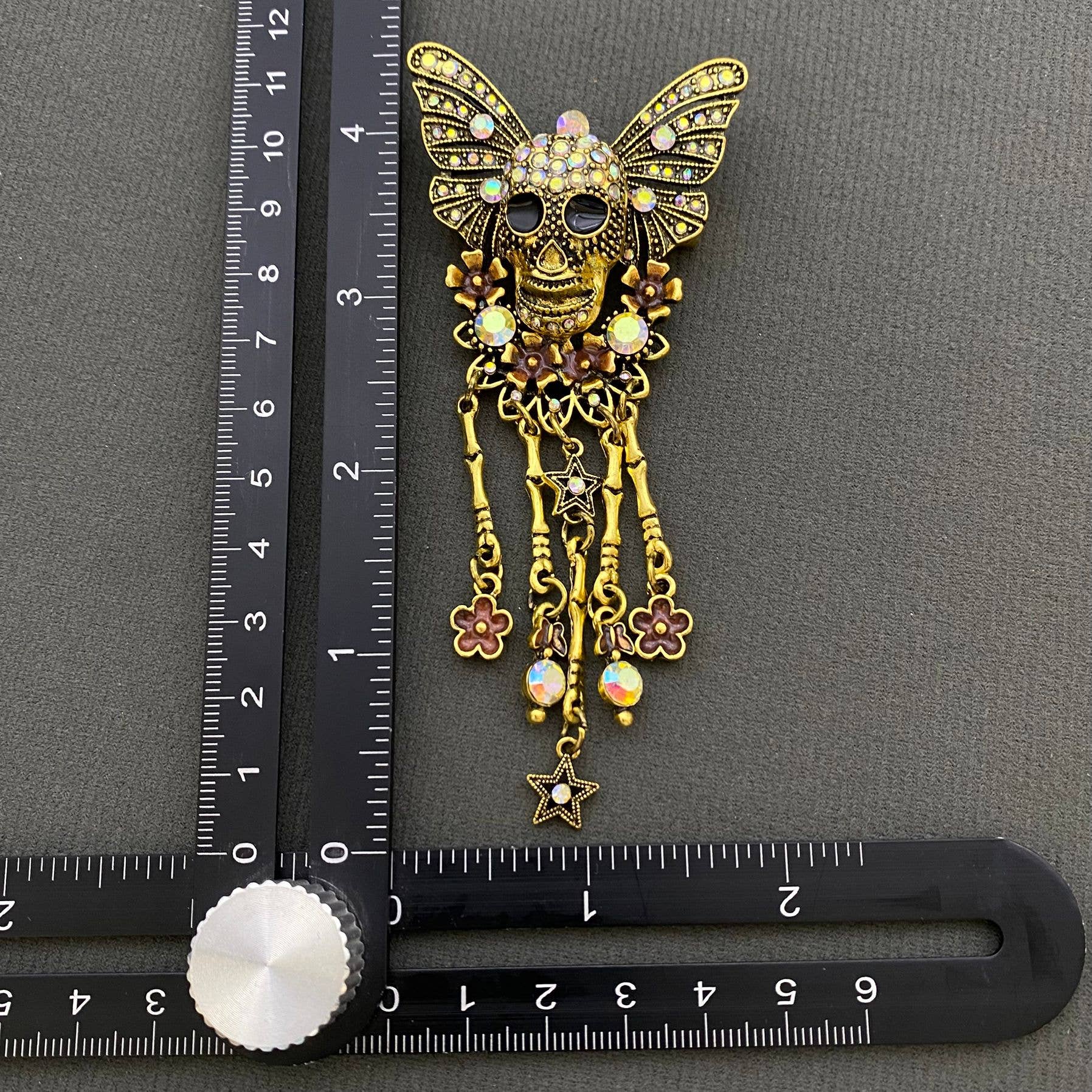 Mio Queena - Vendita all'ingrosso Spille - Spilla Vintage a Forma di Teschio con Farfalla Incastonata di Strass2