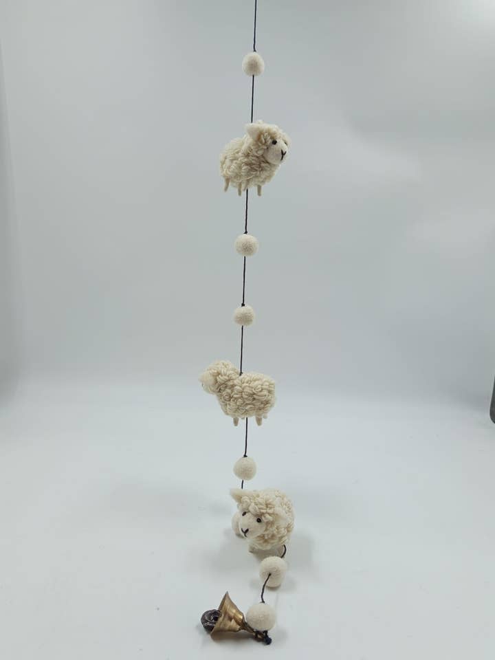 Handgemaakte mobile met vilten schapen voor kamerdecoratie voor wholesale door Funky Yak Ltd