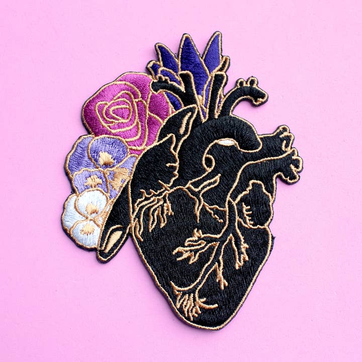Écusson thermocollant brodé coeur anatomique pour la vente par Glitter Punk